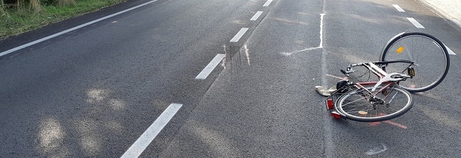Tampona donna in bicicletta: rovina sull'asfalto, d'urgenza in ospedale Tampona donna in bicicletta: rovina sull'asfalto, d'urgenza in ospedale