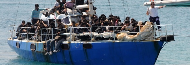 Migranti, 64 sbarcano a Crotone: ok del Viminale per le condizioni meteo avverse Migranti, 64 sbarcano a Crotone: ok del Viminale per le condizioni meteo avverse