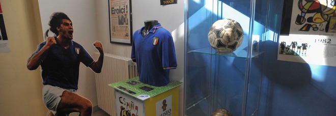 Le maglie di Pelè, Maradona e Falcao in mostra al museo del calcio internazionale a Ostia