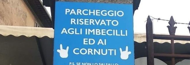 “Parcheggio riservato a imbecilli e cornuti”, il cartello che indigna Viterbo. Offese alle donne