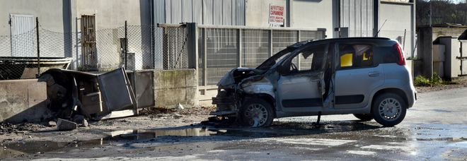 Schianto contro il contatore del metano, l'auto diventa una palla di fuoco