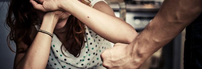 Botte e minacce per dieci anni: in cella marito aguzzino 30enne Botte e minacce per dieci anni: in cella marito aguzzino 30enne