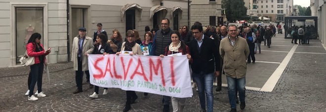 In 150 urlano in silenzio: «Lasciate in pace gli alberi» In 150 urlano in silenzio: «Lasciate in pace gli alberi»