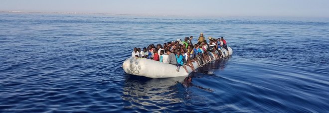 Un gommone carico di migranti durante un salvataggio Un gommone carico di migranti durante un salvataggio