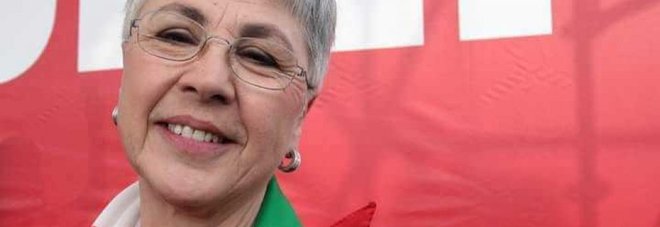 Ottavia Piccolo con il fazzoletto Anpi bloccata dalla polizia a Venezia: «Ridicolo» Ottavia Piccolo con il fazzoletto Anpi bloccata dalla polizia a Venezia: «Ridicolo»