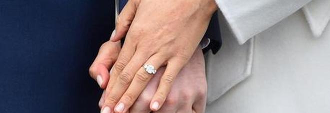 Va a far stringere l'anello di fidanzamento da Tiffany ma scopre una verità imbarazzante: «Non so se sposarlo»