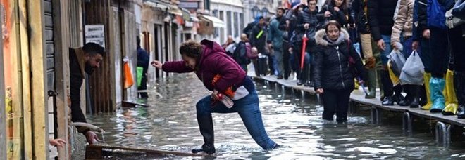 Acqua alta a Venezia, il sindaco Brugnaro: «Danni per un miliardo di euro»