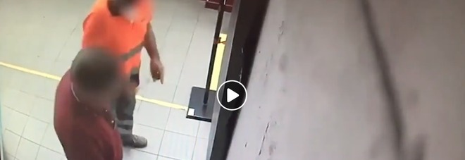 Roma, giardinieri comunali timbrano il cartellino e curano giardini privati. Raggi: «Abbiamo licenziato dieci mele marce» IL VIDEO