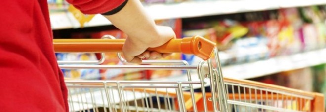 Razzia di cioccolatini in un supermercato, denunciati marito e moglie