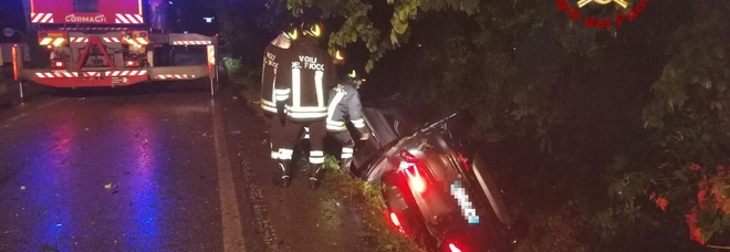 Ruba un'auto e si schianta. Scende, ne ruba un'altra: si ribalta nel fossato /Foto Ruba un'auto e si schianta. Scende, ne ruba un'altra: si ribalta nel fossato /Foto