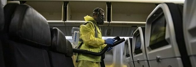 Viaggi, le nuove regole: sì al trolley in aereo, mascherina solo al chiuso. Sui treni cade l'obbligo del metro di distanza