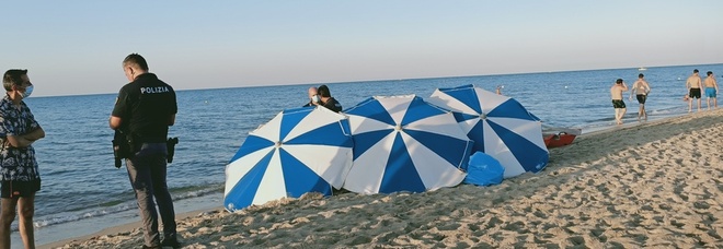Va in spiaggia con gli amici e muore tra gli ombrelloni