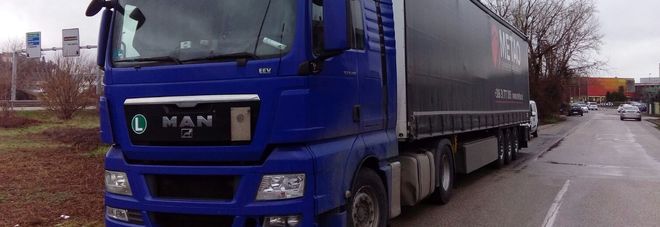 Uno dei camion fermati dalla polizia di Arzignano Uno dei camion fermati dalla polizia di Arzignano