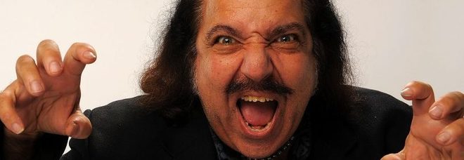 Ron Jeremy, il pornodivo accusato di molestie. Una donna: «Ecco cosa mi ha fatto dopo un autografo» Ron Jeremy, il pornodivo accusato di molestie. Una donna: «Ecco cosa mi ha fatto dopo un autografo»