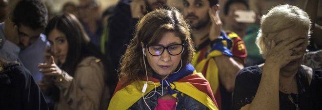 Catalogna, in 450 mila in piazza contro Madrid. Puigdemont: «Come ai tempi di Franco» Video Rajoy destituisce governo catalano Catalogna, in 450 mila in piazza contro Madrid. Puigdemont: «Come ai tempi di Franco» Video Rajoy destituisce governo catalano