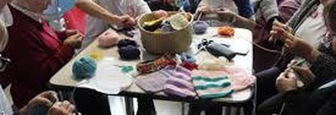 Lanaterapia per mandare via l'ansia: le malate di tumore al seno lavorano all'uncinetto in ospedale Lanaterapia per mandare via l'ansia: le malate di tumore al seno lavorano all'uncinetto in ospedale