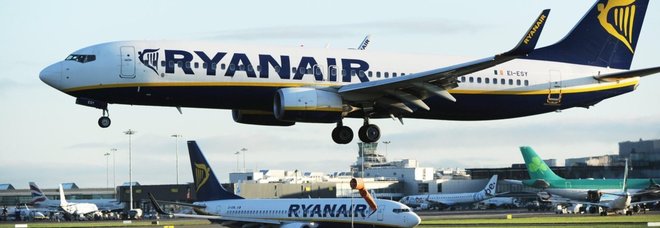 Passeggeri che scendono dall'aereo Passeggeri che scendono dall'aereo