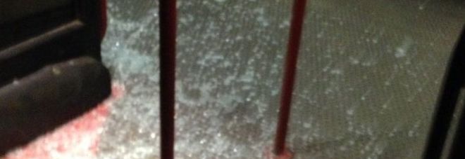 Inferno sul bus: esplodono i vetri
E nel mentre un maniaco
molesta una passeggera