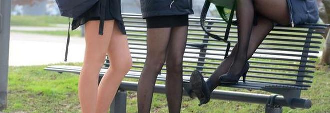 Sesso con due ragazzine di 17 e 13 anni: avvocato in manette. «Vendute dalla mamma per soldi e regali»