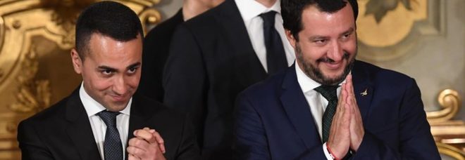 Di Maio e Salvini: «Niente aumento dell'Iva, resteranno gli 80 euro». Governo diviso, tensione su Tria