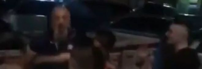 Baby gang violenta getta anziano nel cassonetto Video