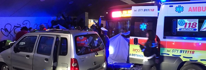 Con l'auto sulla fermata-bus:
muore il conducente,
un ferito è gravissimo