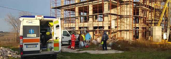 Muore vicino al furgone
ancora acceso, scoperta
choc in una strada sterrata