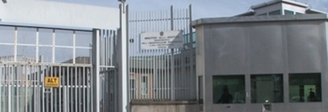 Niente visita dei parenti: detenuto picchia un agente con lo sgabello Niente visita dei parenti: detenuto picchia un agente con lo sgabello