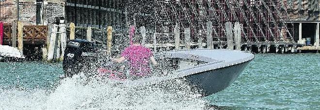 Filma il barchino jet, il pilota torna indietro e le butta la telecamera in acqua Filma il barchino jet, il pilota torna indietro e le butta la telecamera in acqua