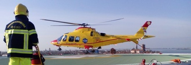 Scendono dall'auto guasta, ma vengono travolti: due morti e un ferito grave
