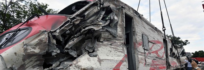 Treno deraglia, strage sui binari: 18 morti e oltre 180 feriti IL VIDEO DELLO SCHIANTO