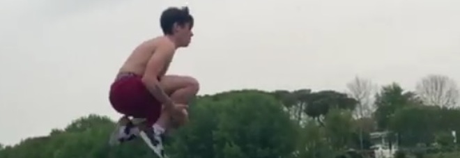 «Totti, se rispondi su Instagram mi tuffo nel Tevere». E Francesco: «A bomba». Il video del tuffo fa impazzire il web