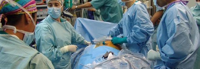 Cuore 'bucato' durante l'operazione per il pacemaker: paziente morta a 60 anni