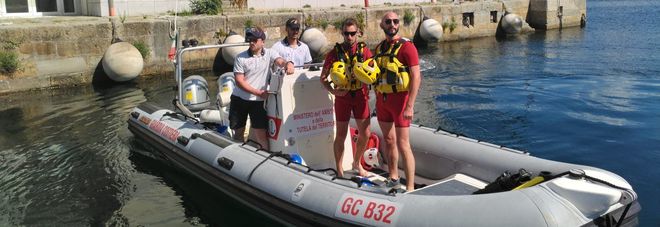 Cade sul sentiero che va alla spiaggia: salvata dai soccorsi via mare Cade sul sentiero che va alla spiaggia: salvata dai soccorsi via mare