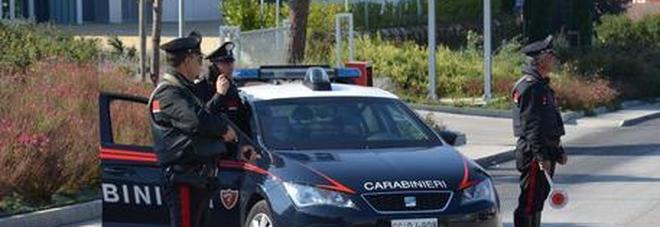 Papà muore investito dalla figlia mentre ripara l'auto. La donna sotto choc