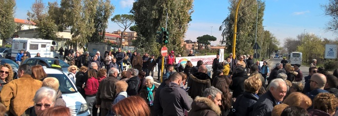Roma, cittadini protestano contro le buche e bloccano una strada