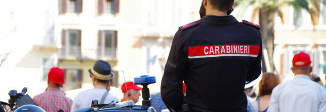 Trova la moglie 60enne con un toyboy di 27 anni: «Potrebbe essere tuo figlio, ti ammazzo»