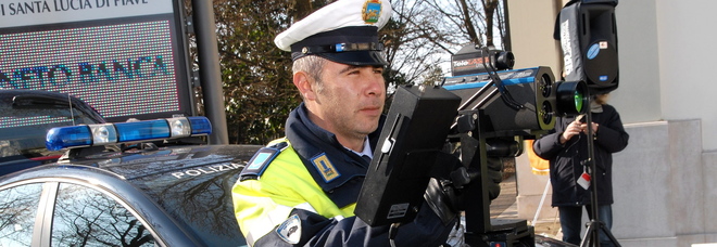 Sfreccia a 130 chilometri orari con l'auto in centro: patente ritirata Sfreccia a 130 chilometri orari con l'auto in centro: patente ritirata