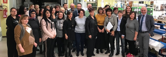 Ventidue operaie comprano l'azienda e la salvano dalla crisi. «Hanno rischiato tutti i loro soldi» Ventidue operaie comprano l'azienda e la salvano dalla crisi. «Hanno rischiato tutti i loro soldi»