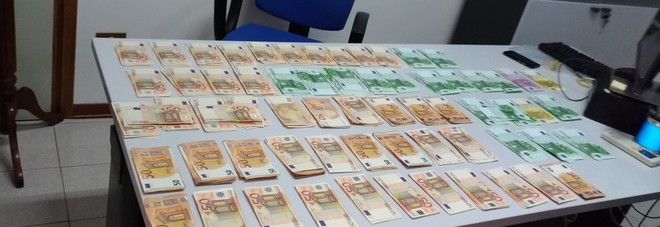 Il denaro ritrovato all'interno del borsone dimenticato nell'autobus Il denaro ritrovato all'interno del borsone dimenticato nell'autobus