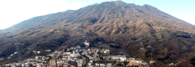 Il consigliere alla Protezione Civile: «Rischio Vesuvio, in primavera le prove di fuga»