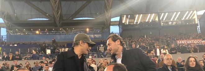 Fiorello, l'interista che non t'aspetti in tribuna per Roma-Juve: saluto a Francesco Totti