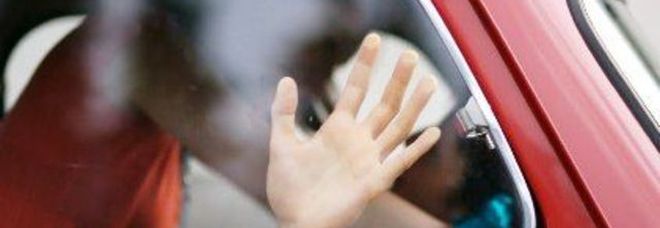 Coppia fa sesso sulla panchina. Filmata e messa sul web da un “guardone” Coppia fa sesso sulla panchina. Filmata e messa sul web da un “guardone”