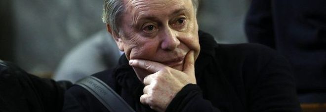 Lele Mora rapinato e picchiato in un campo rom: rubati 40mila euro, doveva comprare una partita di Champagne Lele Mora rapinato e picchiato in un campo rom: rubati 40mila euro, doveva comprare una partita di Champagne
