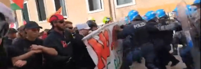 G7 Giustizia a Venezia, i manifestanti dei centri sociali sfilano contro la guerra: scontri con la Polizia, respinti. Il corteo si scioglie Video