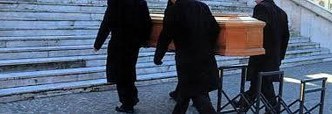 Corpi di 11 bambini trovati in sacchi dell'immondizia nel soffitto delle pompe funebri