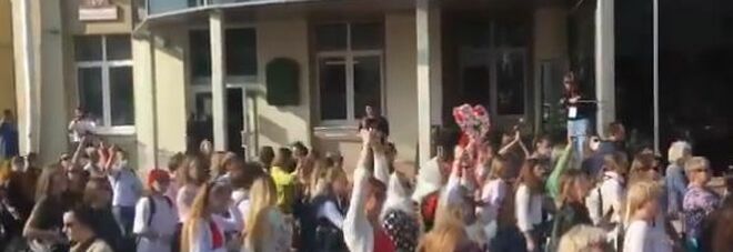 Bielorussia, centinaia di donne di nuovo in piazza a Minsk gridano: «Vergogna». Almeno 10 arresti