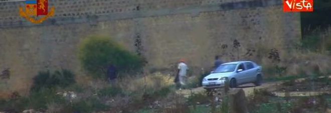 Immigrati sfruttati nei campi per tre euro l'ora: due arresti in Sicilia Immigrati sfruttati nei campi per tre euro l'ora: due arresti in Sicilia