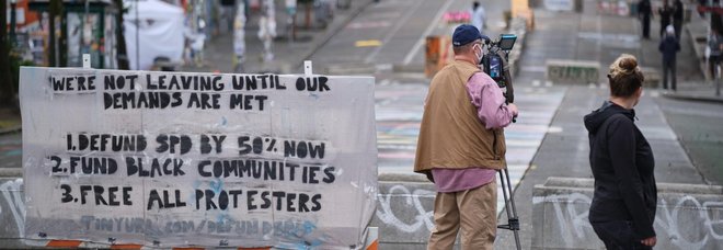Razzismo, auto contro folla di manifestanti a Seattle: due ferite gravi