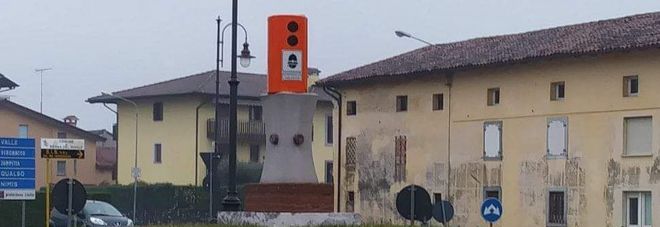 Il Velo Ok "sistemato" sul monumento della rotonda di Remugnano a Reana
